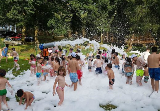 Máis de 700 persoas participaron na festa do Día do/a Neno/a de Frades, con inchables, tren turístico, xogos, rock e festa da escuma