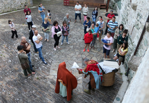 Éxito na primeira visita teatralizada ao castelo de Moeche