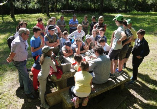 Nenos e nenas de Touro, protagonistas da IV Xornada de Pesca Infantil 