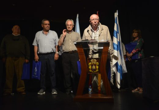 Multitudinaria presentación do libro de Ventoso Mariño sobre os grandes futbolistas da historia de Riveira