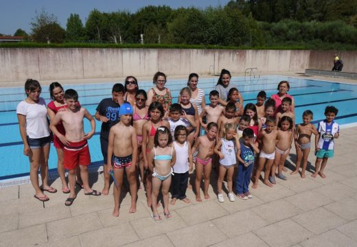 Unha trintena de nenos e nenas de Touro despiden ata o próximo verán ‘Xullo e agosto lúdico’, un programa educativo de lecer que conciliou vida laboral e familiar