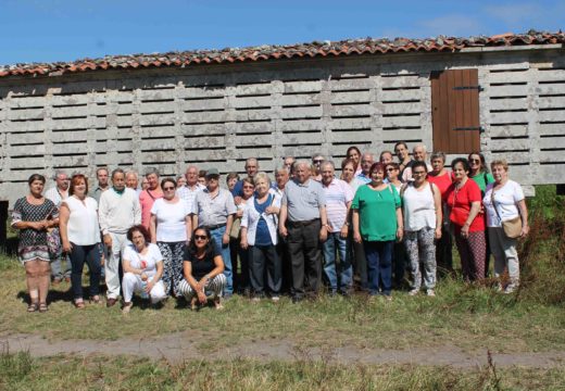 Veciños e veciñas de Touro visitan a Costa da Morte