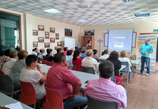 Veciños e veciñas de Frades asisten a unha charla gratuíta sobre alzhéimer