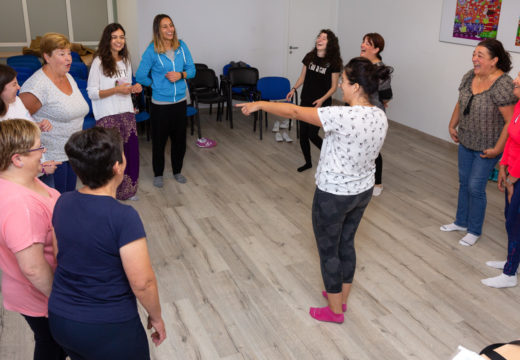 10 mulleres participaron esta mañá nun obradoiro de risoterapia ofrecido en San Sadurniño pola Fundación Mujeres