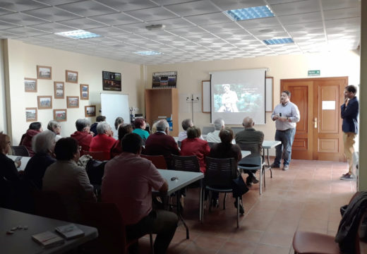 Un total de 32 veciños e veciñas de Frades asisten a unha charla sobre cancro do psicólogo da Xunta Local de Ordes da AECC