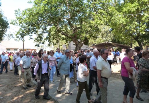 O San Miguel reuniu a centos de veciños/as de Frades na carballeira de San Nicolau