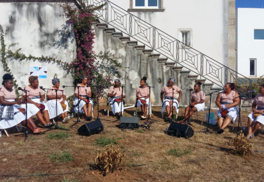 O bo tempo e a música animaron o penúltimo mercado local do ano en San Sadurniño