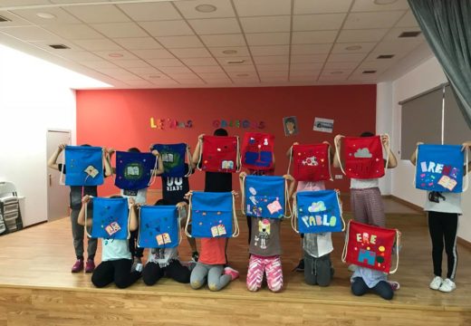 Nenos e nenas de Touro, no obradoiro para aprender a facer bolsas de lectura