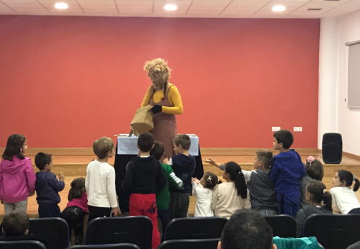 Nenos e nenas de Touro disfrutan na Casa da Cultura das Raposadas de Raquel Queizás