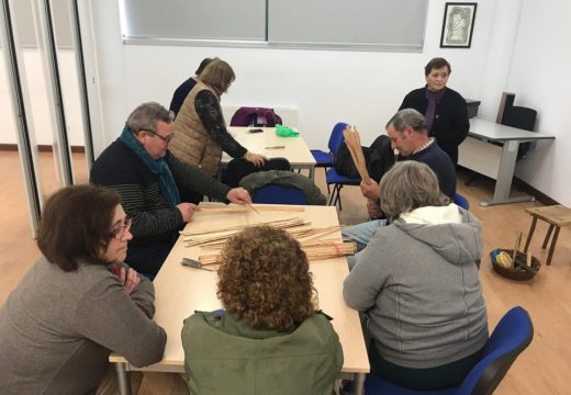 Un grupo de veciños e veciñas de Touro participan no curso de cestería que recuperar a tradición dos vellos oficios