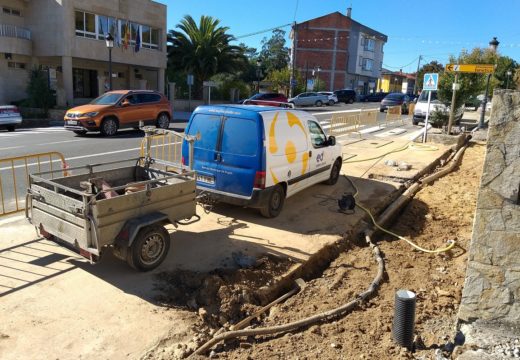 Touro arranxa as beirarrúas na rúa Isabel II, na capital do Concello, para mellorar a mobilidade dos veciños e veciñas