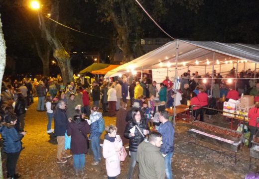 O Magosto de Brión reuniu a case un milleiro de persoas que degustaron 200 quilos de castañas, 150 litros de chocolate e milleiros de churros