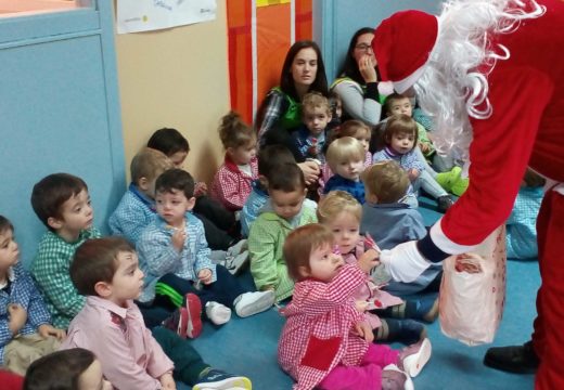 Papá Noel visita aos alumnos e alumnas da EIM Raíña Lupa de Boqueixón, as Escolas Unitarias e a residencia de maiores