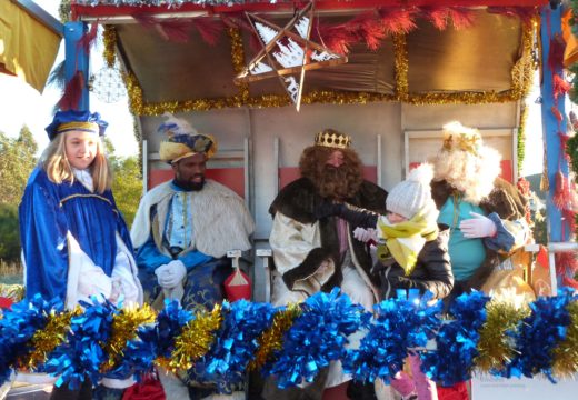 A Cabalgata de Reis sobreponse ás temperaturas baixo cero e reparte ilusión por todas as parroquias de Lousame