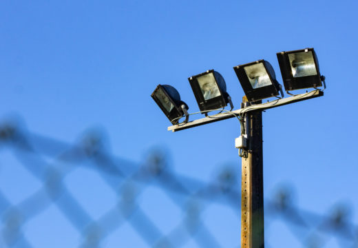 San Sadurniño licita un novo proxecto de aforro enerxético co que se mellorará a iluminación no campo de fútbol e no pavillón municipal