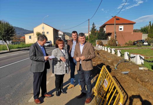 A Xunta executa as obras de reforma das beirarrúas da avenida do Rocío que complementan o proxecto de humanización da travesía de Outes