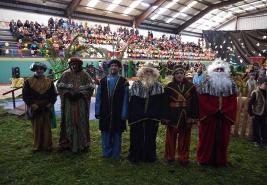 Os Reis Magos reparten agasallos aos nenos e nenas de Touro e visitan o Belén Vivinte