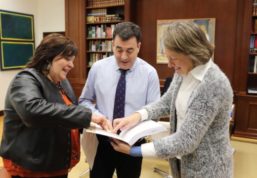 Teresa Villaverde entrega na Consellería de Cultura e Turismo a recompilación e análise da documentación histórica do Camiño a Santiago pola Ría de Muros Noia