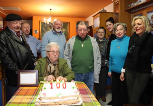 O Concello de Lousame homenaxea a Consuelo Teijeiro Suárez, veciña de Merelle, que vén de cumprir cen anos