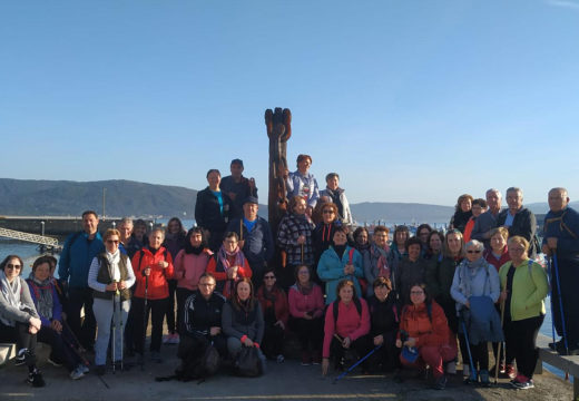 Un total de 45 veciños e veciñas de Frades percorren os 14 km entre Fisterra e Lires