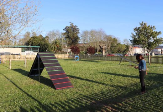 Abre ao público o parque canino de Noia, que conta cun circuíto de agility, fonte para cans e dispensador de bolsas para as deposicións