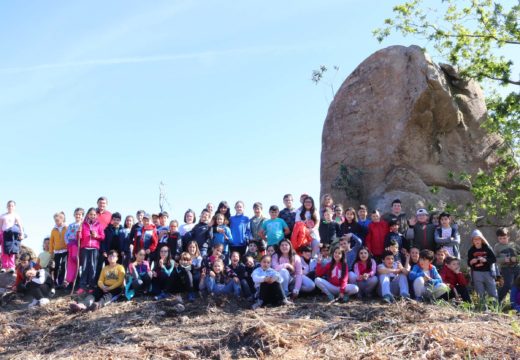 Sesenta nenos e nenas do CPI Cernadas de Castro plantan un cento de castiñeiros e carballos no monte de San Lourenzo