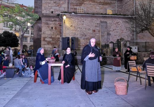 Dezasete membros do Grupo Municipal de Teatro levaron a súa arte ás rúas e prazas