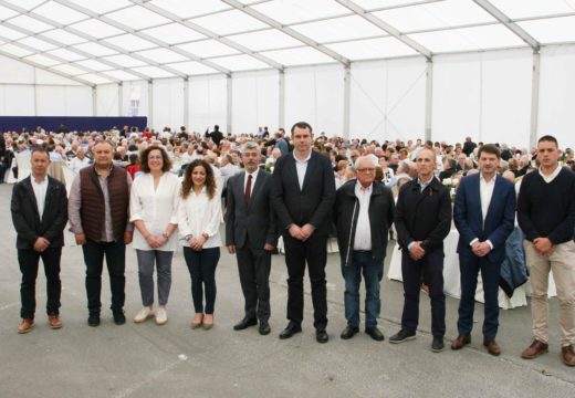 Alegría, festa, música e boa mesa na xuntanza das persoas maiores de Ordes