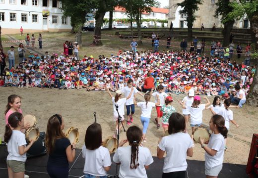 Uns 650 nenos e nenas de Brión homenaxean a Antonio Fraguas na Festa das Letras, celebrada na Carballeira de Santa Minia