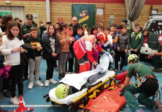 2.000 rapaces e rapazas da contorna de Brión participaron hoxe na exhibición solidaria da Garda Civil