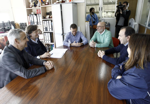 Lete Lasa supervisa a cuberta que se está a executar na grada do campo de rugby de Acea de Ama na que a Xunta inviste 50.000 euros