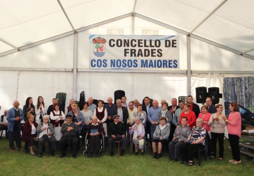 O Concello de Frades homenaxeou aos oito veciños e veciñas de máis de 90 anos que asistiron á XXII Festa dos Maiores