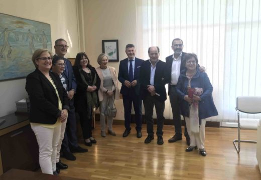 Ovidio Rodeiro entrega o galardón galego do ano ao Festival de Teatro Fiot que outorga o Padroado Fogar de Bergantiños