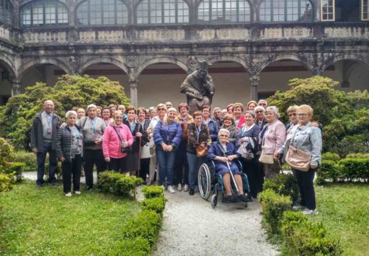 Os maiores dos cursos de ximnasia de mantemento e Mente Activa do Concello de Brión fan unha visita guiada a Santiago