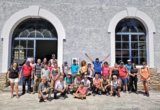 Unha trintena de persoas participan na ruta polo Río Vilacoba con Galicia Senderismo