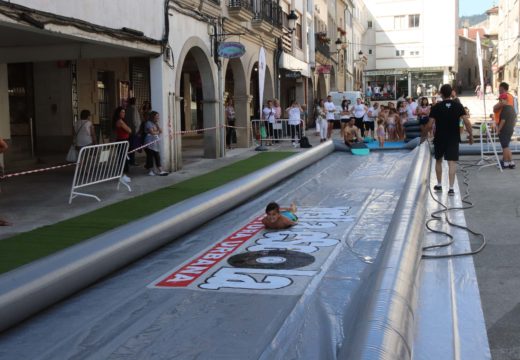 Os nenos e nenas dos campamentos urbanos do Concello de Noia desfrutan do tobogán de auga de Vella Escola, no programa Rúas Vivas