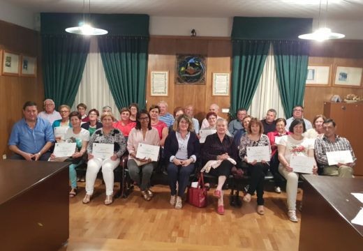 Entrega de diplomas á trintena de participantes nos cursos de informática para maiores do Concello de Boqueixón