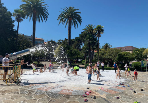 Os nenos e nenas dos campamentos urbanos do Concello de Noia participan nunha festa da escuma na Alameda