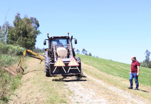 O Concello de Frades leva rozadas máis de 300 quilómetros de estradas asfaltadas do municipio nos 2 últimos meses