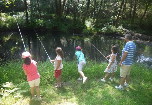 Trinta nenos e nenas de Touro, protagonistas esta mañán da V Xornada de Pesca Infantil