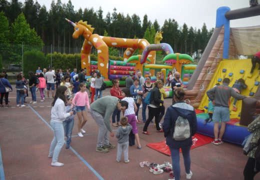 Os máis pequenos de Touro desfrutaron da Festa do Neno