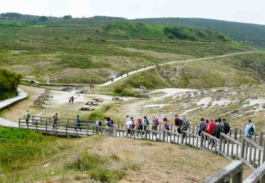 Medio cento de veciños e veciñas de Brión cubriron esta fin de semana a primeira etapa da Ruta dos Faros, entre Malpica e Niñóns