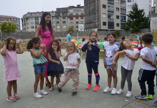 Entrega de agasallos aos asistentes aos campamentos de conciliación de Riveira