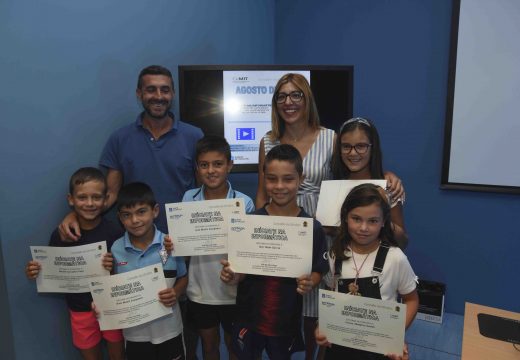 Vinteún rapaces de 6 a 9 anos adentráronse nas novas tecnoloxías na aula CeMIT