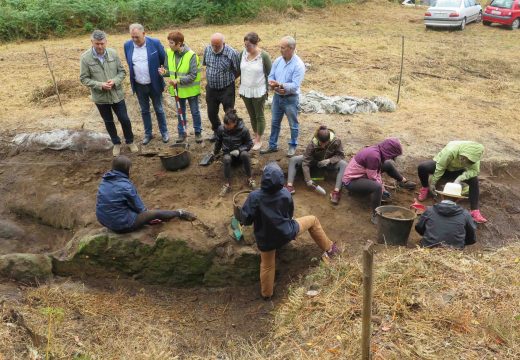 Un total de 12 mozas e mozos participan no Campo de Voluntariado de a Laracha de posta en valor dos do Castro de Montesclaros