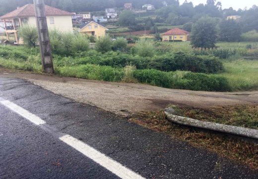 A brigada de praias de Noia efectúa desbroces nos accesos aos areais de Boa e Taramancos