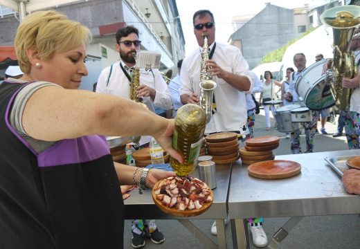 Veciños de Touro e visitantes reencontráronse hoxe na ‘Feira dos Emigrantes’, que se celebrou nas rúas de Fonte Díaz