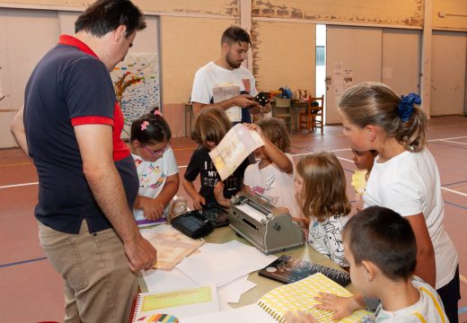 A rapazada da Aldea de Verán de San Sadurniño descobre o braille gracias á ONCE