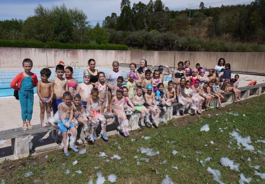 Arredor de 50 nenos e nenas de Touro despediron ‘Xullo lúdico’, un programa educativo de lecer que concilia vida laboral e familiar