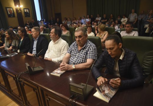 Multitudinaria e emotiva presentación no salón de plenos do libro póstumo de Plácido Betanzos “Relatos e lembranzas”